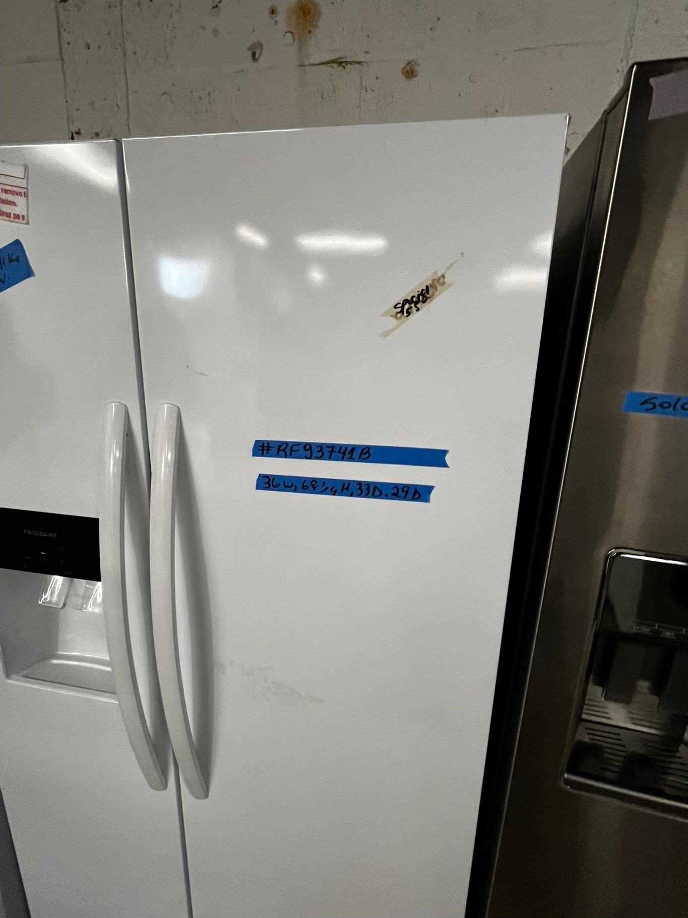 *🎉 Black Friday ⚡️ Frigidaire side by side Refrigerator w/ ice water dispenser  in white gently used - like new 36” #RF93741B
