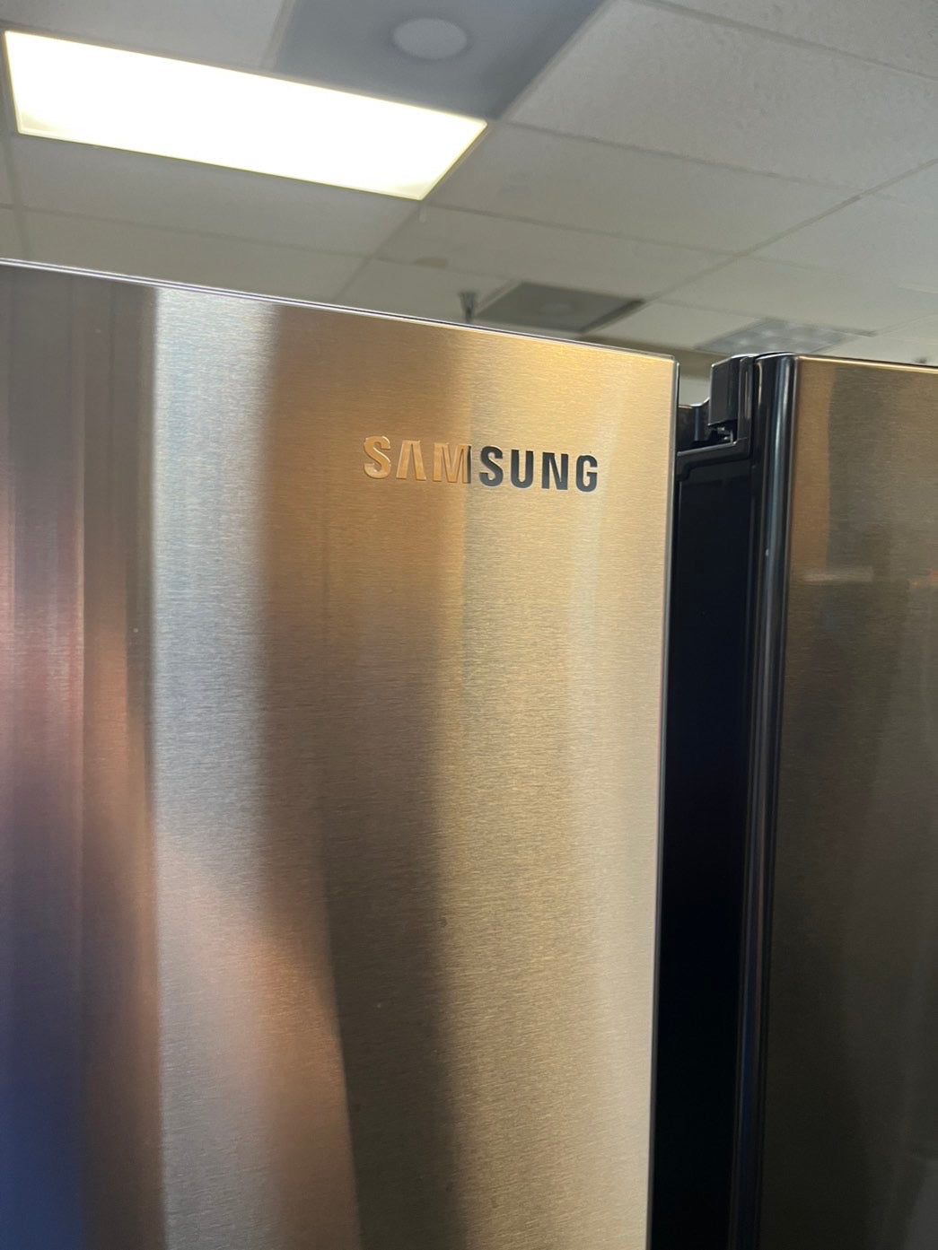 =•Samsung 33” wide 4-doors French door Refrigerator 33w x 69h 30”1/2depth. /stainless steel w/ ice water dispenser 33" #RFSMG338L
