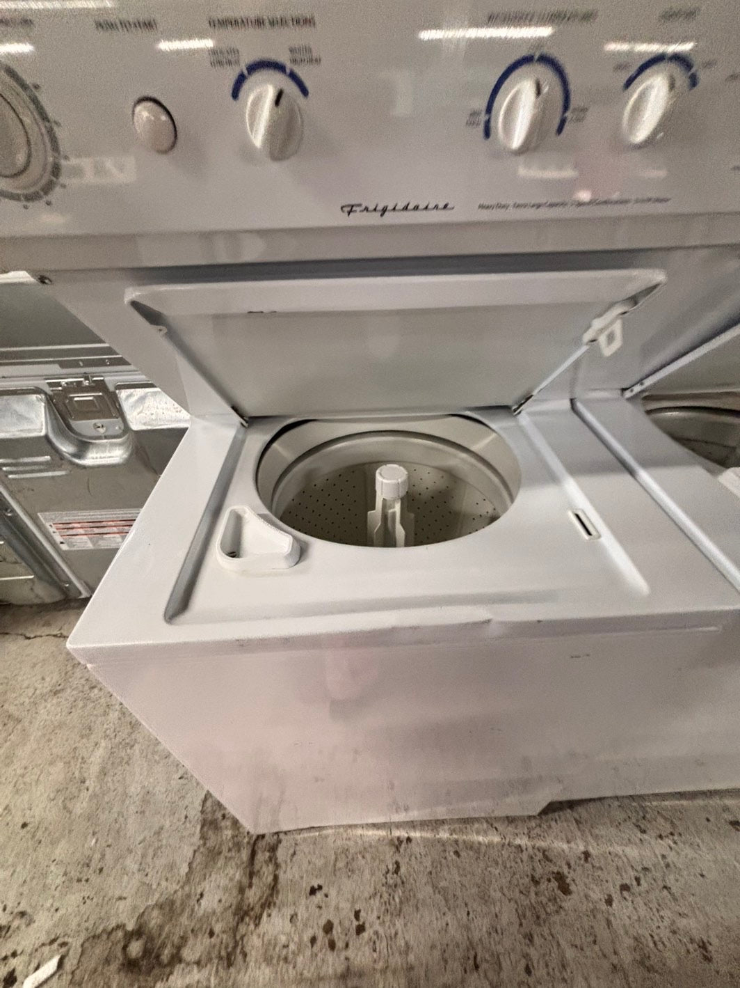 >special 🔥used-  refurbished Frigidaire stacked laundry center Electric 220v washer & dryer unit in white 27" #LW778B
