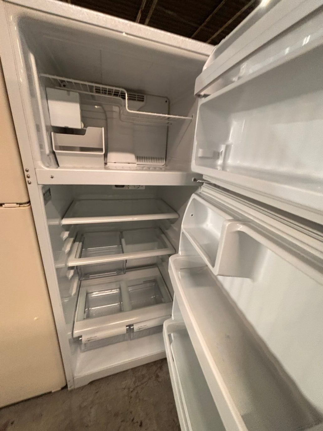 }}28”w x 68 1/2h. Whirlpool  top freezer fridge white color   With ice 🧊 maker inside ,working 💯  used-refurbished #FT6TSRB