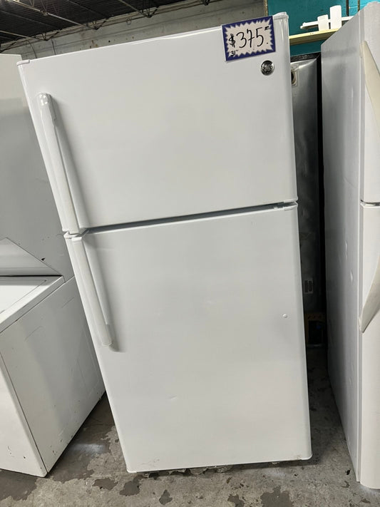 *Used Ge 31”Top freezer refrigerator in white#RFGE12B
