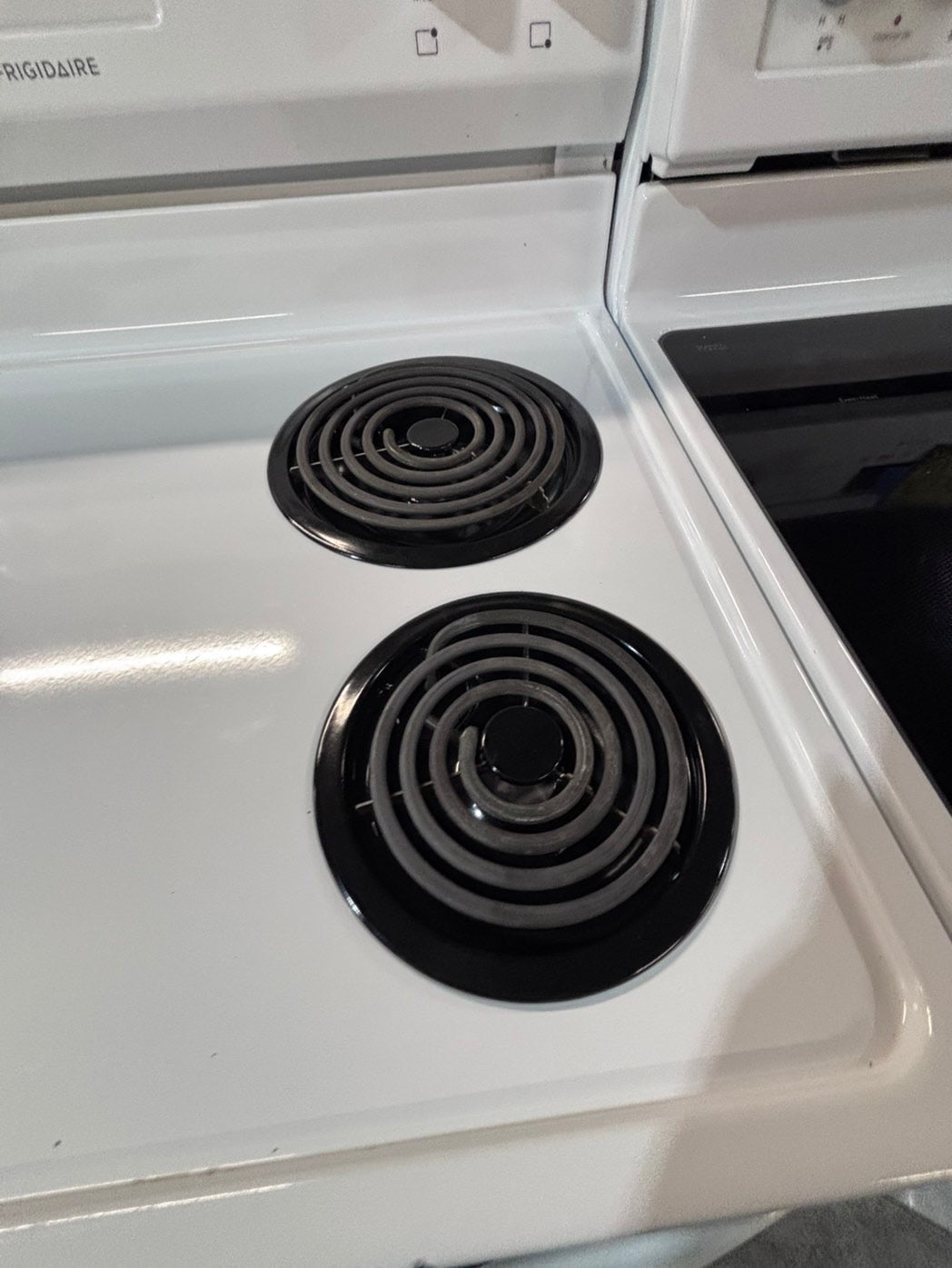 >*frigidaire white electric coil top range coil 220v bake /Broil 4 burner used-Refurbished  great condition 30" #ESF515B