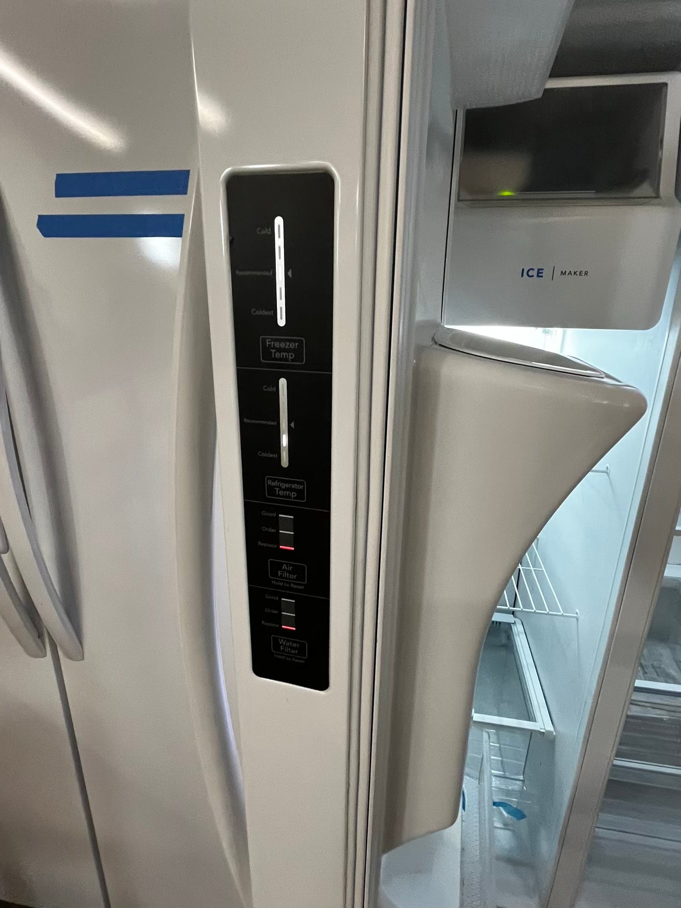 *🎉 Black Friday ⚡️ Frigidaire side by side Refrigerator w/ ice water dispenser  in white gently used - like new 36” #RF93741B