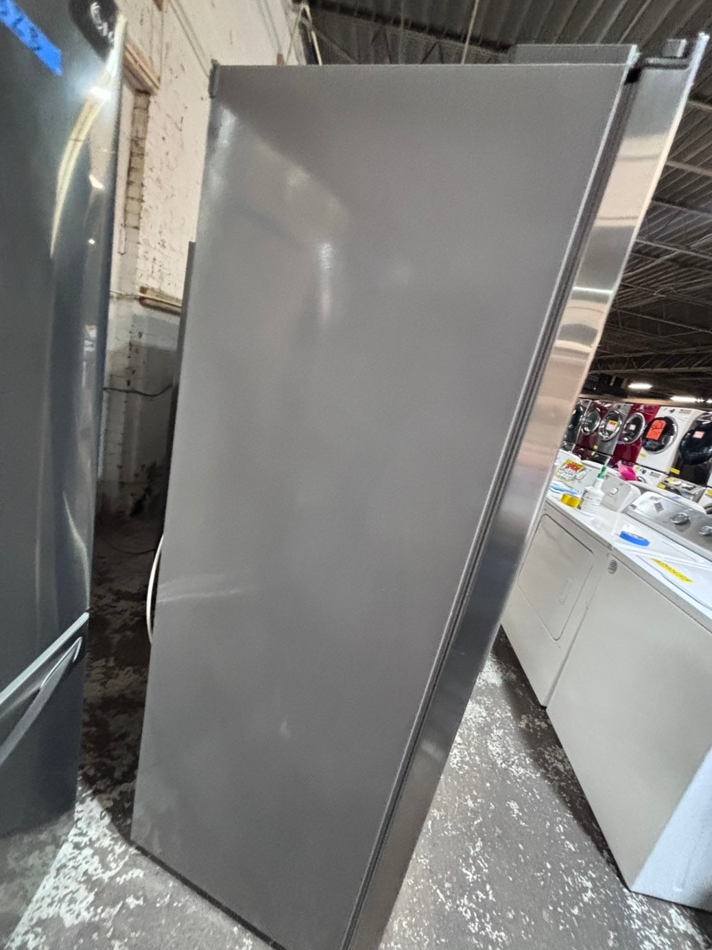 >*36”Bosch counter depth side by side doors  fridge stainless steel color  (ice maker  doesn’t work) only water 💦 dispenser works !doesn’t affect on the others functions. 36” #BS41VWB