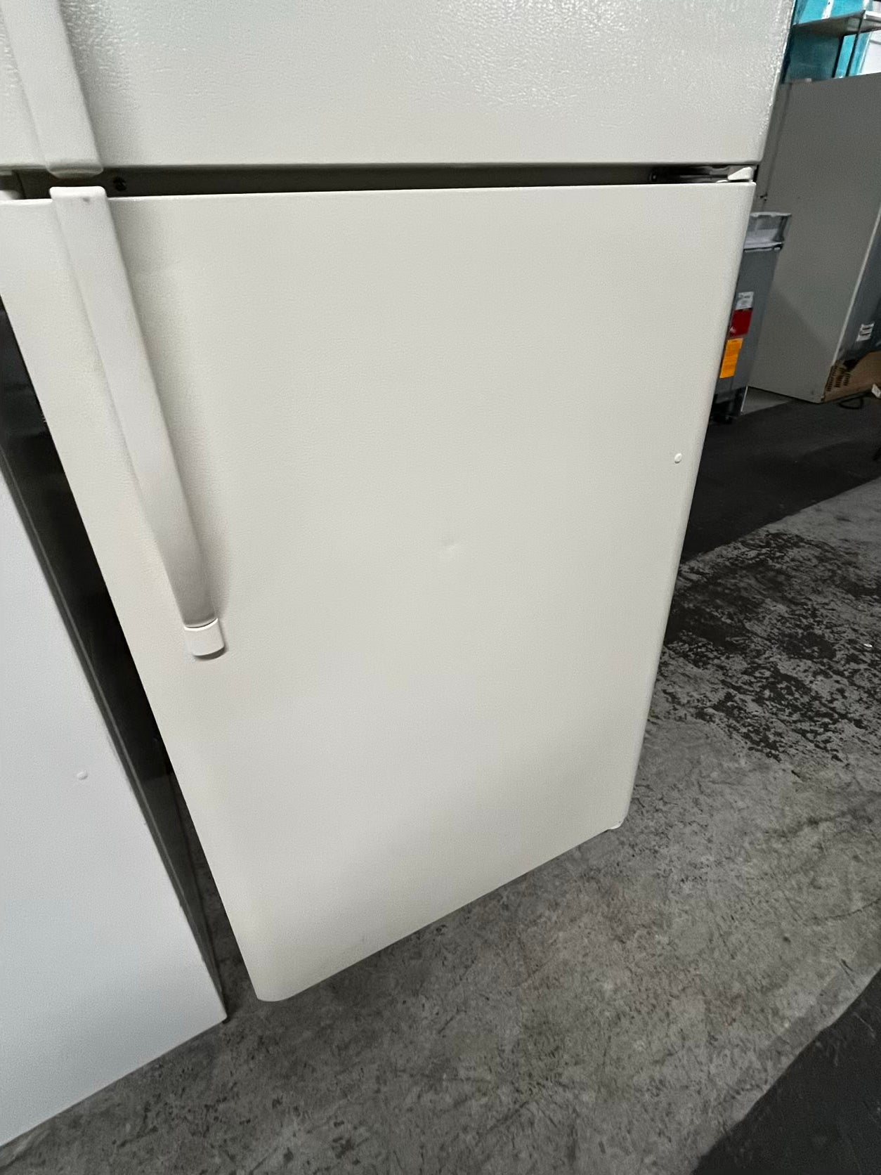 Kenmore top freezer refrigerator in off white used refurbished 30’ #RF394JB