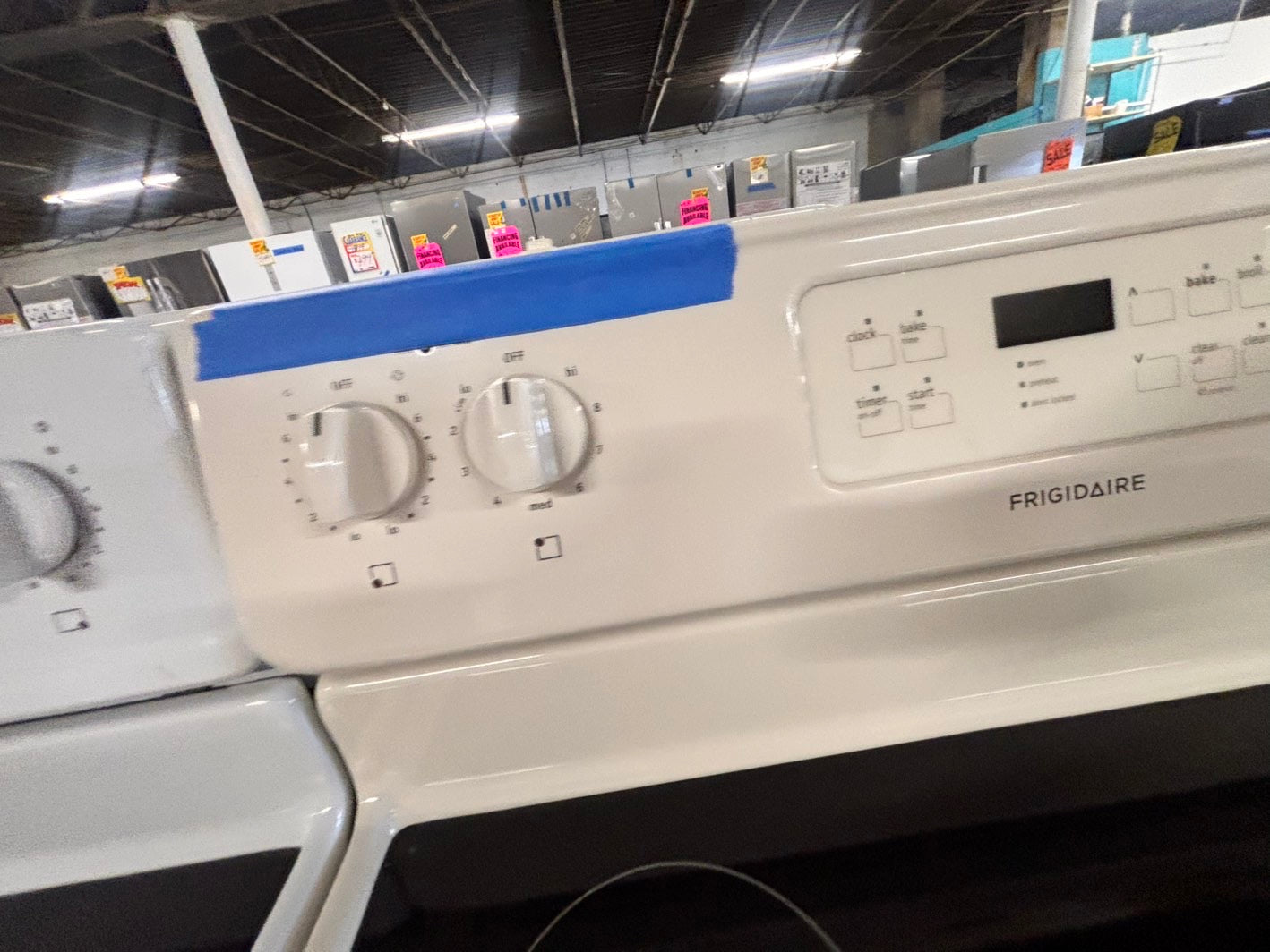 >frigidaire Glass Top electric stove white bake broil 4 burner Self clean 30” off white Refurbished #WZE796B