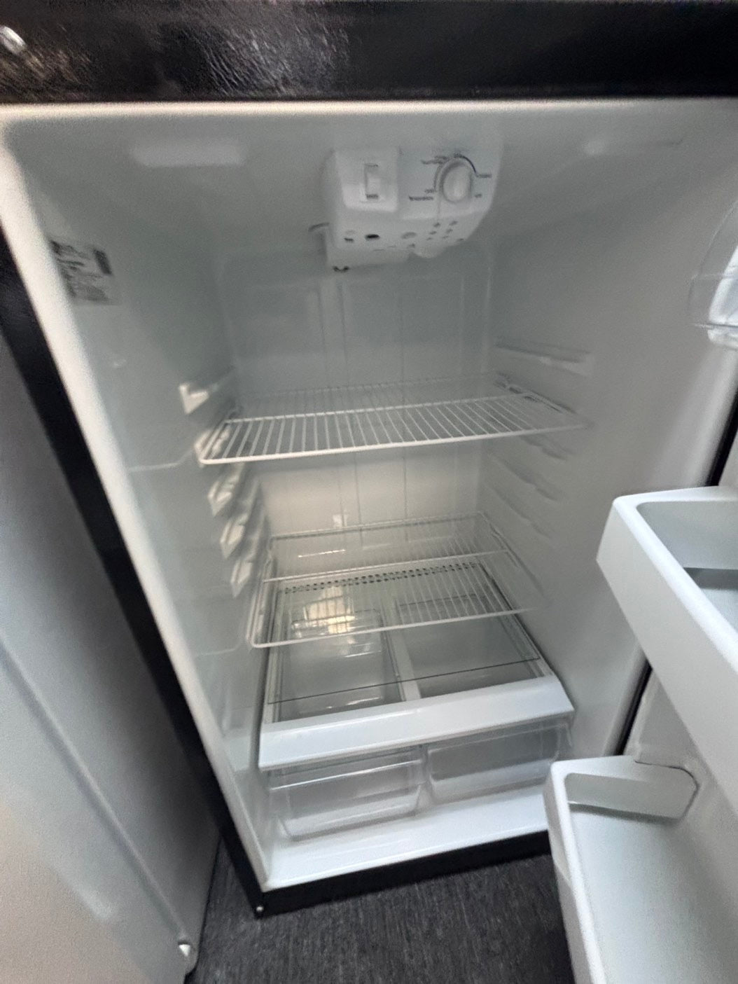 >Hot point  28”top freezer fridge black used-refurbished #HJX13B